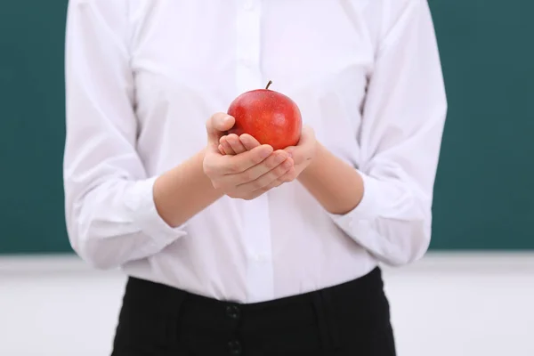 Écolière mignonne avec pomme — Photo