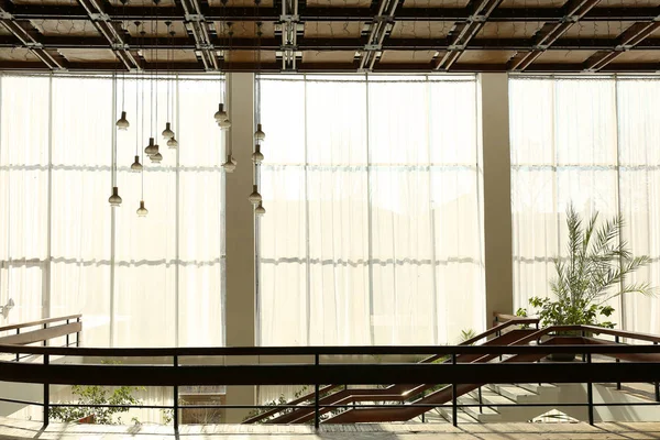 Grande finestra con tende di luce — Foto Stock