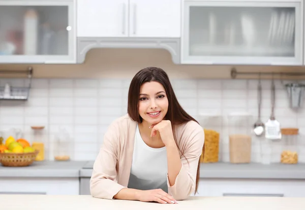 Schöne junge Frau — Stockfoto