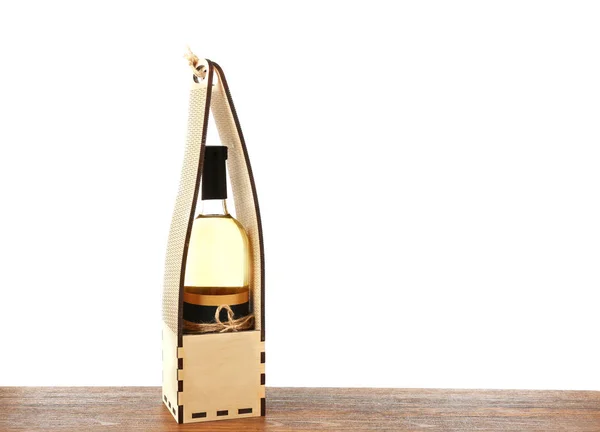 Стол с бутылкой вина в подарочной коробке — стоковое фото