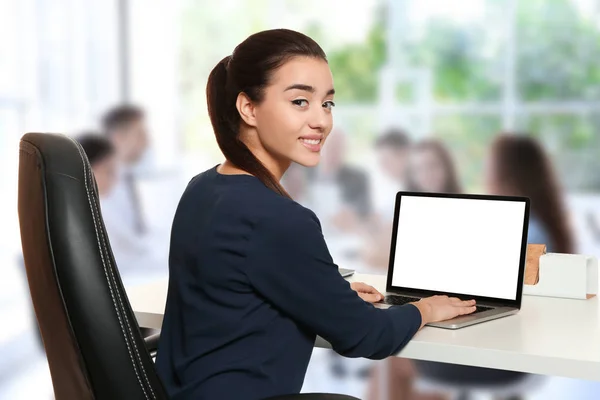Frau arbeitet mit Laptop — Stockfoto