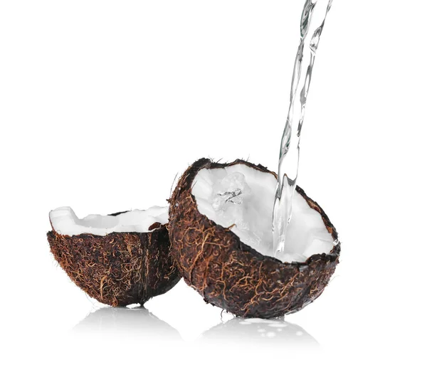 Popraskané kokos s tryskající vody — Stock fotografie