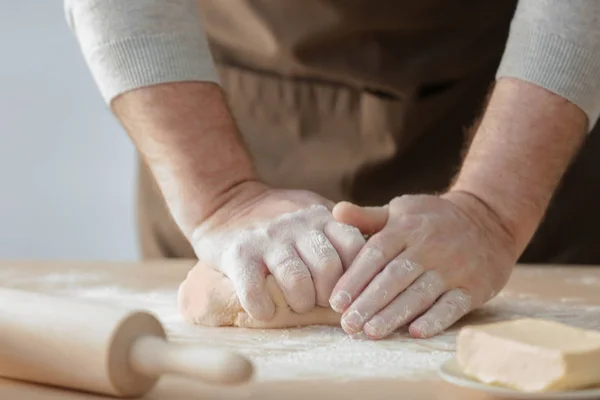 Hombre haciendo masa en la cocina — Foto de Stock