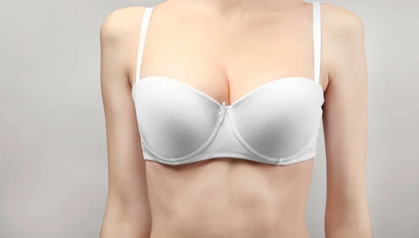 Young Woman White Bra Grey Background — Stock Photo, Image