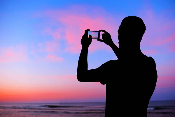 Mann fotografiert auf Smartphone — Stockfoto