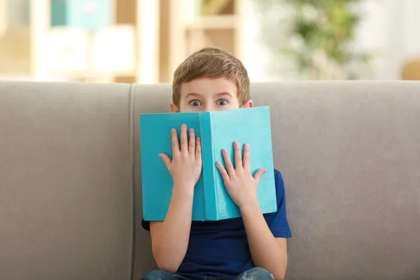 Liten Pojke Bok Soffa Inomhus — Stockfoto