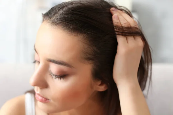 Женщина с проблемой выпадения волос — стоковое фото