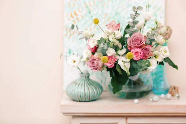 Vacker komposition med färska blommor — Stockfoto