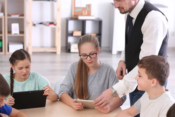 Mannelijke leraar die les geeft in de klas — Stockfoto