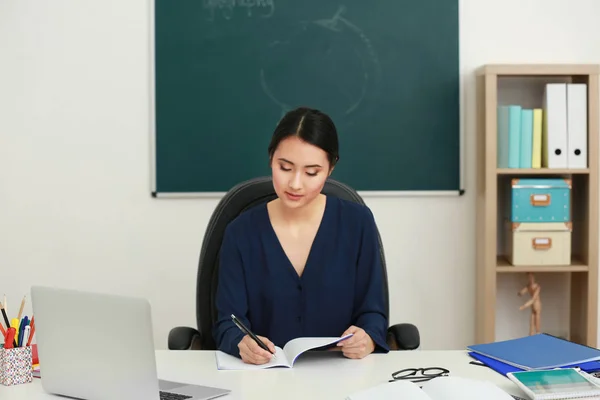 Portret van Aziatische vrouwelijke leraar — Stockfoto