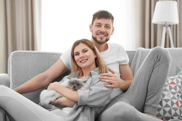 Young couple with cat — Stock Photo, Image