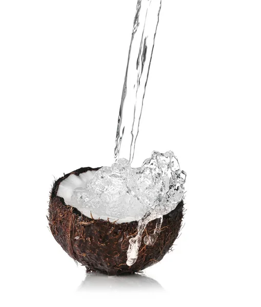 Coco agrietado con chorro de agua — Foto de Stock