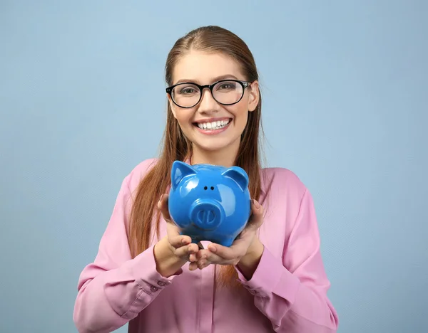 Mulher com banco porquinho — Fotografia de Stock