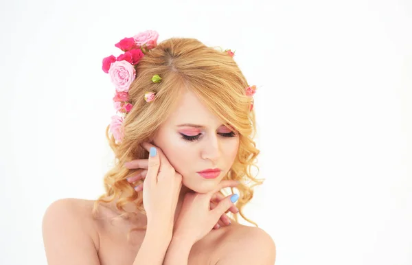 Mujer joven con flores en el pelo —  Fotos de Stock