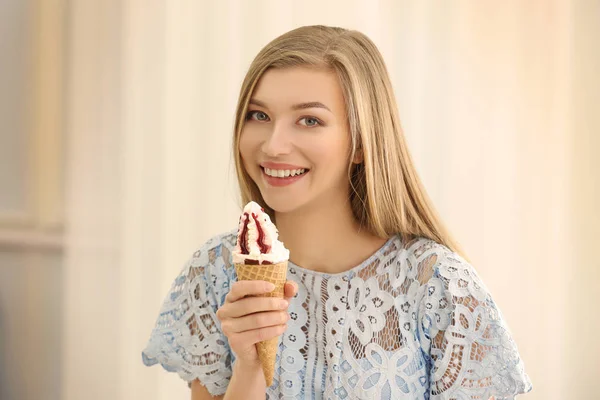 Mujer joven con helado — Foto de Stock