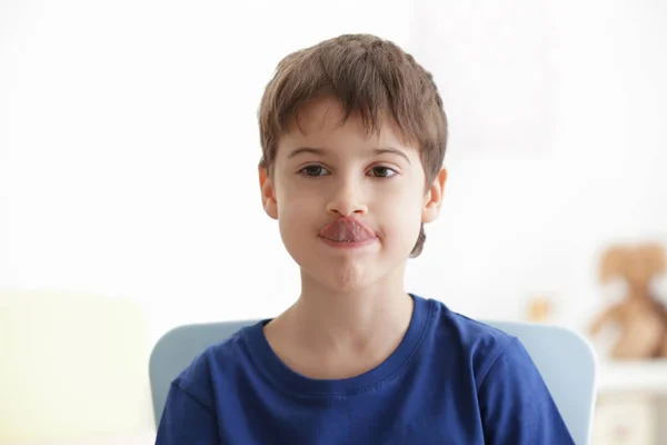 Pequeno menino bonito — Fotografia de Stock