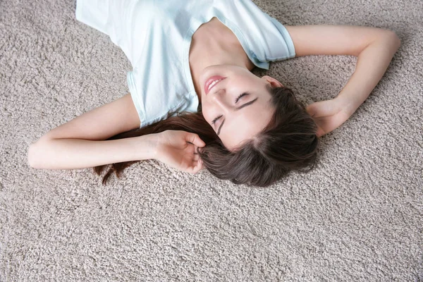Glad ung kvinna liggande på golvet — Stockfoto