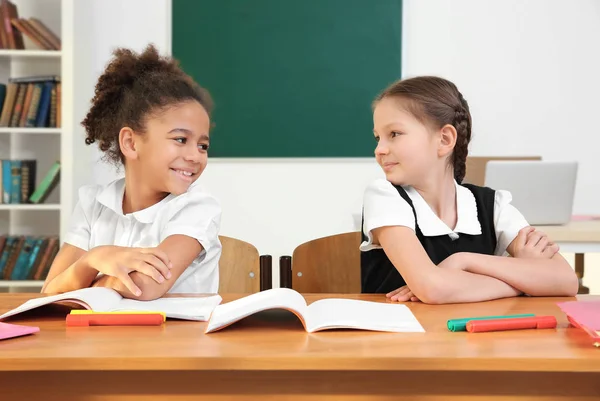 Vackra elementära skolflickor studerar i klassrum — Stockfoto