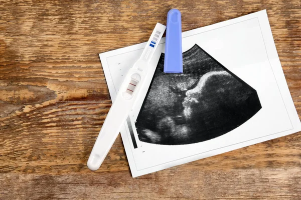 Ultra-som foto e teste de gravidez — Fotografia de Stock
