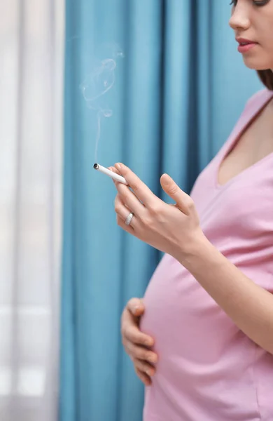 Těhotná žena kouření — Stock fotografie