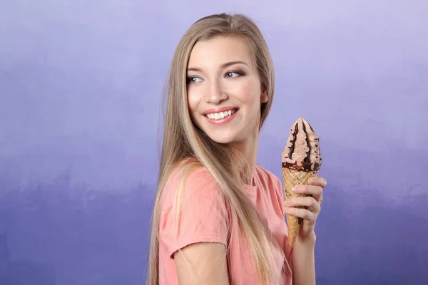 Kvinna med glass — Stockfoto