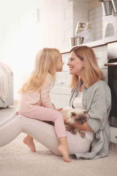 Mãe e filha com gato — Fotografia de Stock