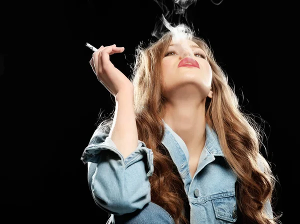 Vacker kvinna med cigarett — Stockfoto