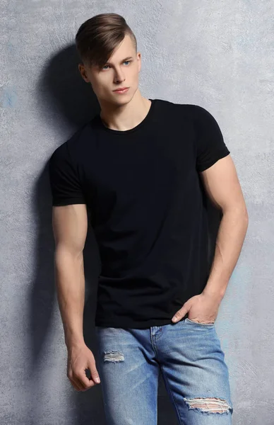 Yakışıklı genç adam.