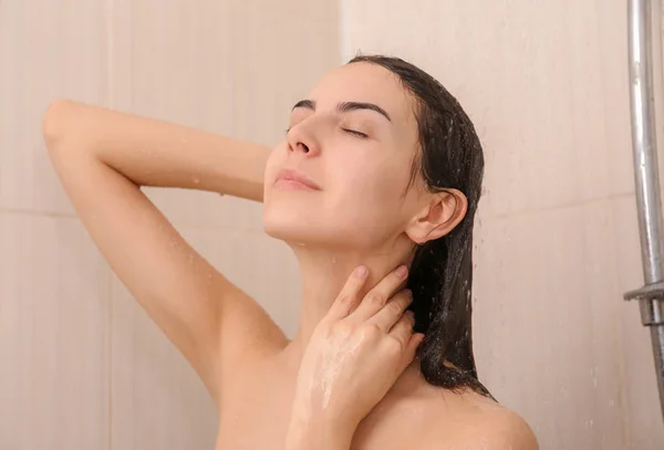 Jeune femme prenant une douche — Photo