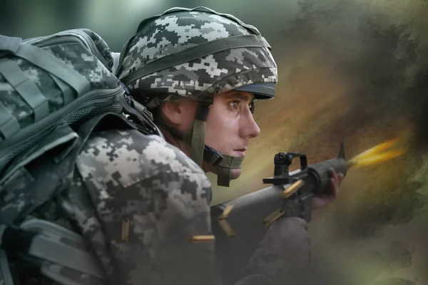 Soldado disparando desde el rifle en el campo de batalla — Foto de Stock
