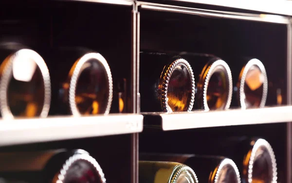 Scaffale con bottiglie di vino in negozio — Foto Stock
