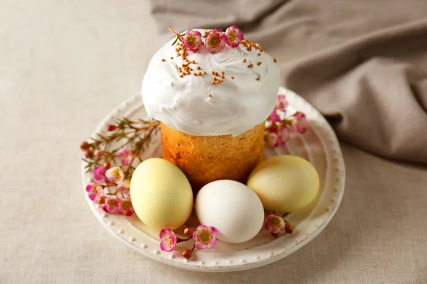 Prato com bolo de Páscoa e ovos — Fotografia de Stock