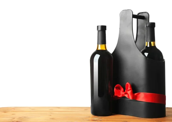 Tisch mit Weinflaschen und Geschenkbox — Stockfoto