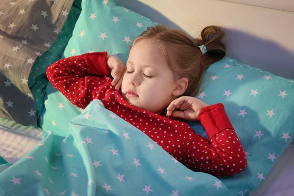 Menina bonito dormindo na cama — Fotografia de Stock