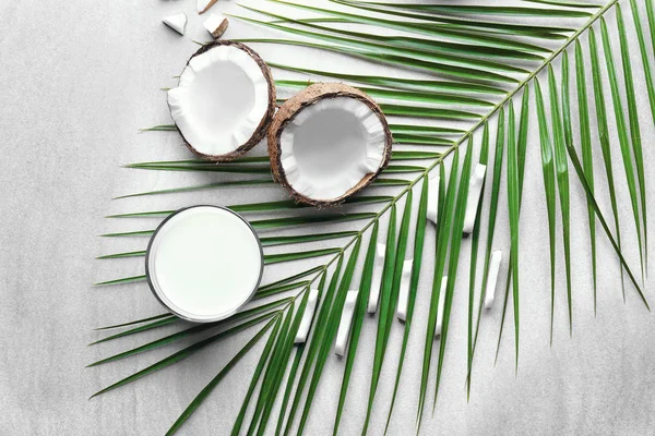 Состав со свежим кокосовым молоком — стоковое фото
