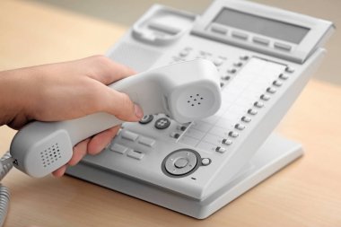 Aranan telefon numarası ofis alıcı ile adamın elini aldı