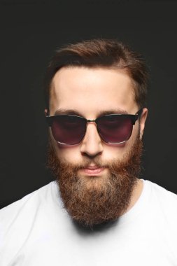 Yakışıklı sakallı adam.  