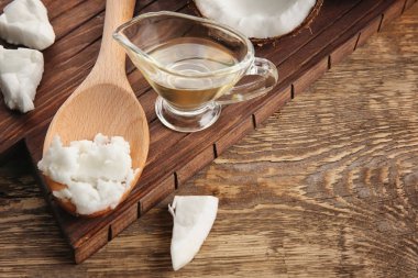 Hindistan cevizi ve taze yağ ile mutfak eşyaları