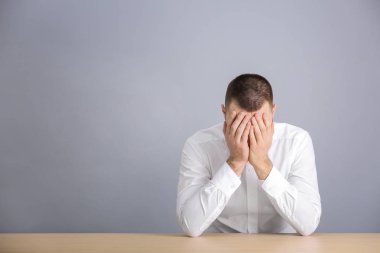 Başı ağrıyan yakışıklı genç adam.