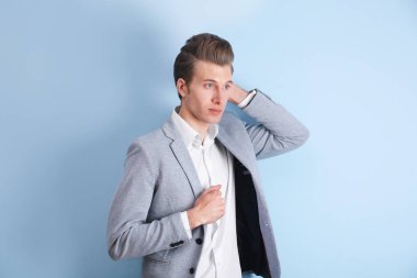 Yakışıklı genç adam.