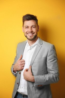 Yakışıklı genç adam.