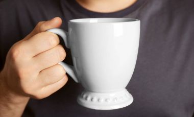 Adam holding boş Kupası