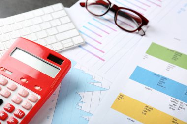 Belgeler ve masa üstünde klavye ile hesap makinesi. Vergi kavramı