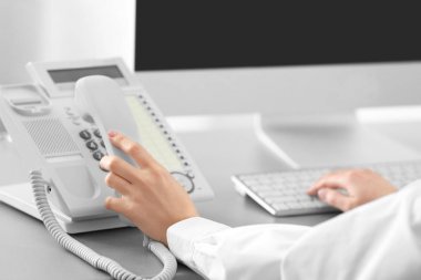 Kadın arama numarasına telefon üzerinde