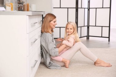 Anne ve kızı evde katta oturan