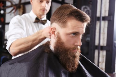Modern erkek saç modeli yapma berber