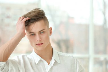pencere arka plan üzerinde poz adam