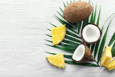 Bileşimi taze ananas dilimleri ve hindistancevizi