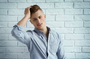 Yakışıklı genç adam poz veriyor.