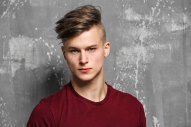 Yakışıklı genç adam poz veriyor.